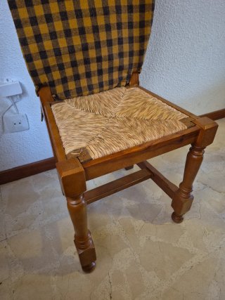 Mesa de comedor y 8 sillas de madera