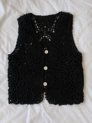 Chaleco crochet negro botones madera