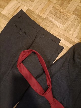 Traje de caballero negro con corbata roja