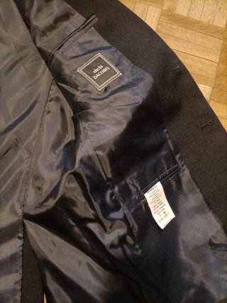 Traje de caballero negro con corbata roja