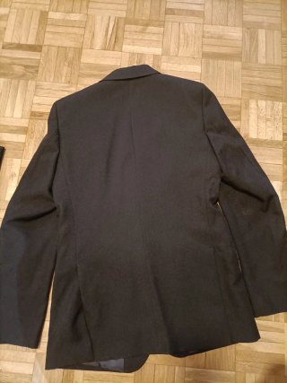 Traje de caballero negro con corbata roja