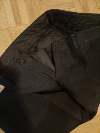Traje de caballero negro con corbata roja