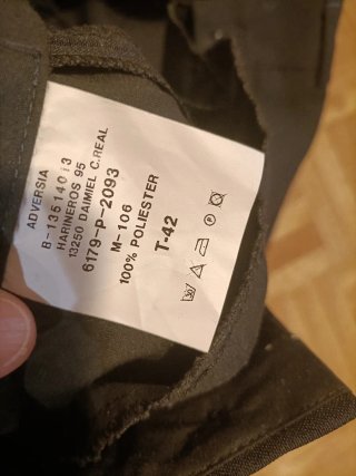 Traje de caballero negro con corbata roja