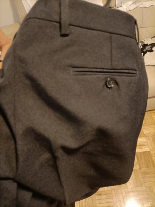 Traje de caballero negro con corbata roja