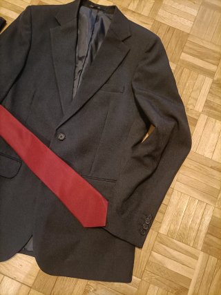 Traje de caballero negro con corbata roja