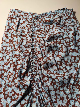 Falda floral marrón y azul con fruncido