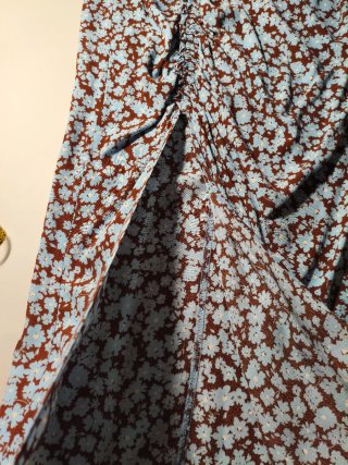 Falda floral marrón y azul con fruncido