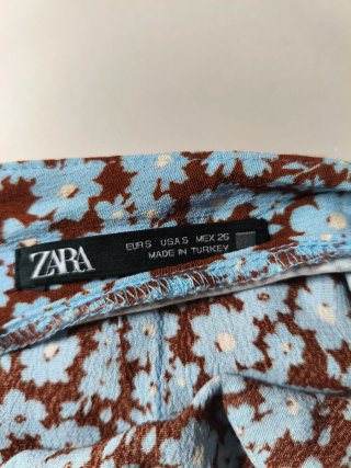 Falda floral marrón y azul con fruncido