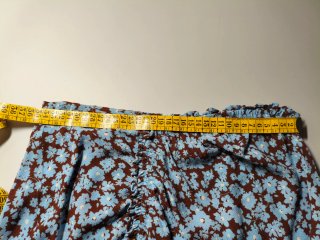 Falda floral marrón y azul con fruncido