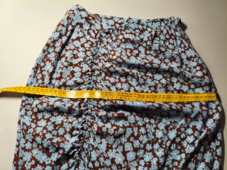 Falda floral marrón y azul con fruncido