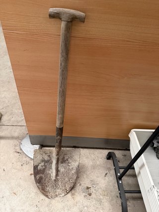 Pala de acero con mango de madera
