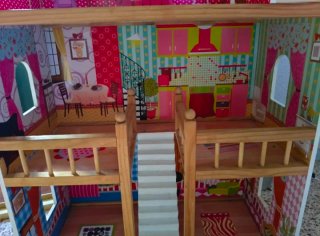 Casita de muñecas de madera