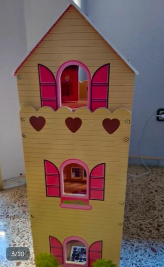 Casita de muñecas de madera