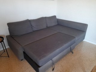 Sofá cama gris de tela
