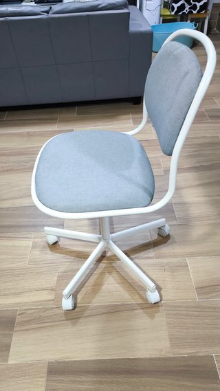 Silla giratoria IKEA ÖRFJÄLL blanca y gris