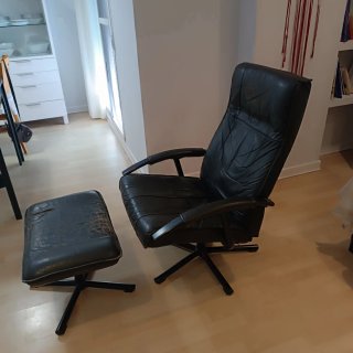 Sillón de piel negro con otomana
