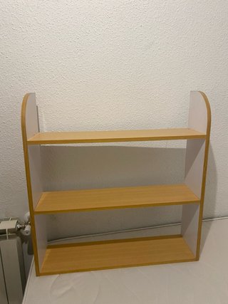 Estantería de madera y blanca