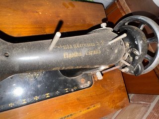 Máquina de coser antigua SIGMA Modelo A con mueble