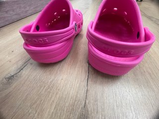 Crocs rosas talla infantil