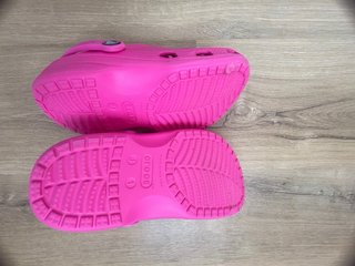 Crocs rosas talla infantil