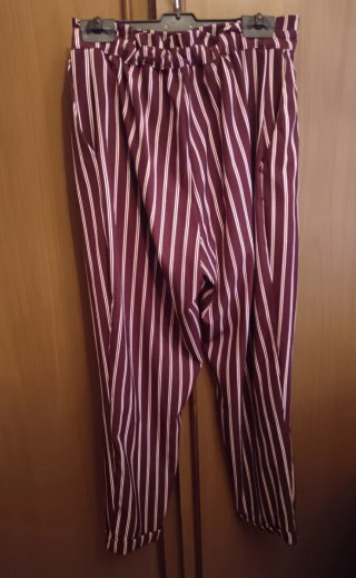 Pantalón de rayas morado y blanco