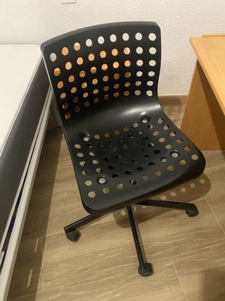 Silla de oficina negra con ruedas