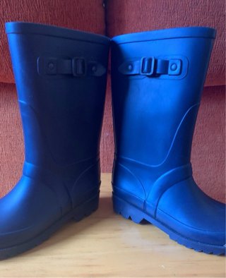 Botas de agua infantiles azules.