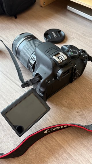 Canon EOS 700D + objetivo 18-135mm + accesorios