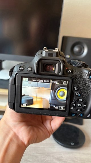 Canon EOS 700D + objetivo 18-135mm + accesorios