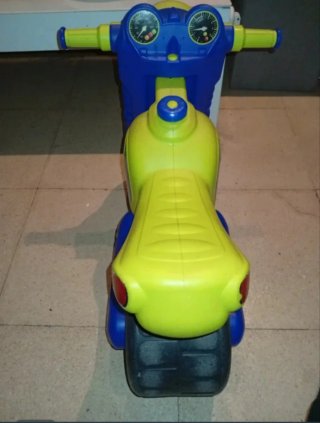 Moto correpasillos infantil amarilla y azul