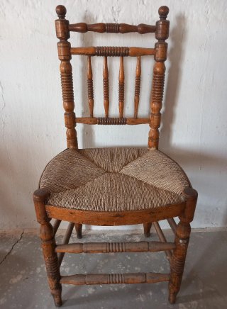 Silla vintage de madera maciza
