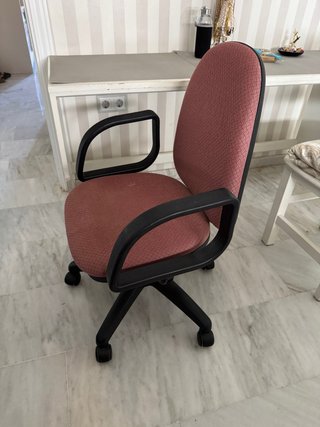 Silla de oficina ergonómica rosa y negra