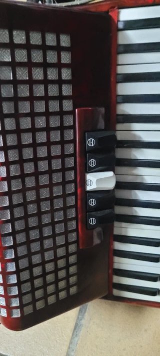 Acordeón rojo y blanco