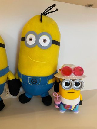 Lote Minions: 3 Peluches + 1 Funko Pop Turista