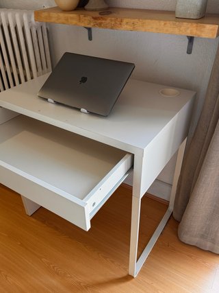 Escritorio blanco pequeño