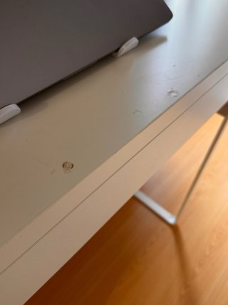 Escritorio blanco pequeño