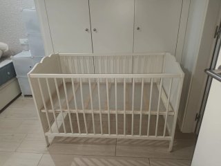 Cuna de bebé blanca