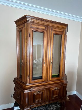 Armario de madera con puertas de cristal