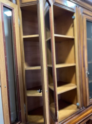 Armario de madera con puertas de cristal