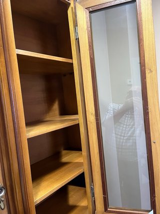 Armario de madera con puertas de cristal