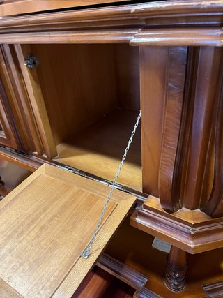 Armario de madera con puertas de cristal