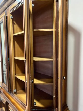 Armario de madera con puertas de cristal