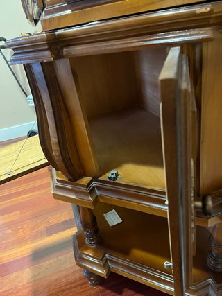 Armario de madera con puertas de cristal