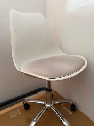 Silla giratoria blanca regulable