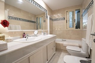 Piso en venta en Los Naranjos - Las Brisas en Marbella