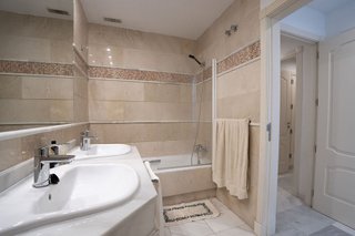 Piso en venta en Los Naranjos - Las Brisas en Marbella