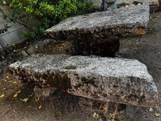 Mesa y bancos de piedra natural