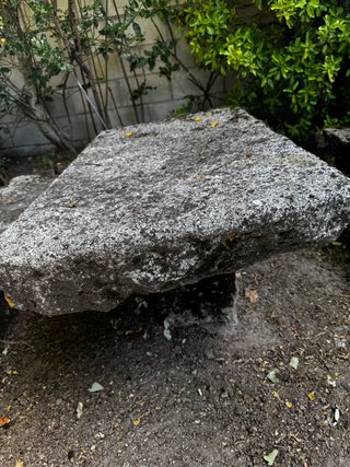 Mesa y bancos de piedra natural