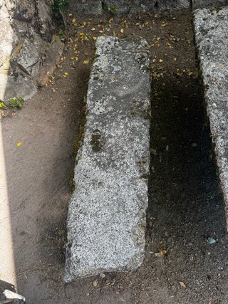 Mesa y bancos de piedra natural