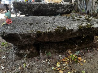 Mesa y bancos de piedra natural